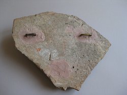 Fragment einer Aufsatzplatte mit Darstellung einer Meermedusa: Delphinpaar um Dreizackschaft