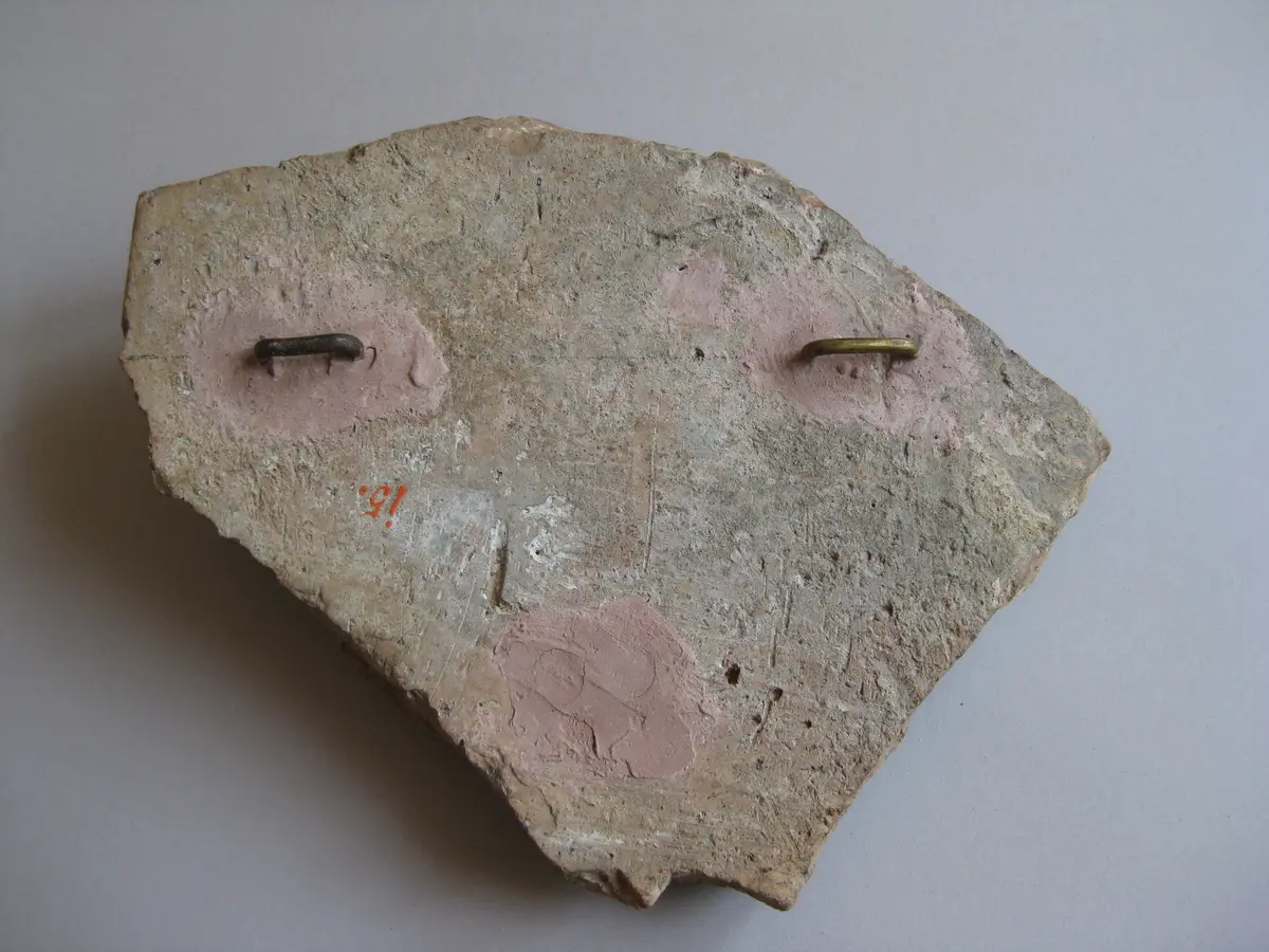 Fragment einer Aufsatzplatte mit Darstellung einer Meermedusa: Delphinpaar um Dreizackschaft