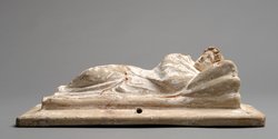 Deckel einer Aschenkiste: Liegender Jüngling [zu Aschenkiste Inv.-Nr. V 2996]