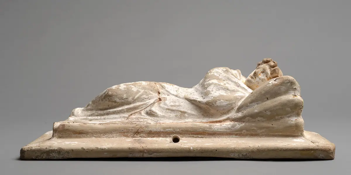 Deckel einer Aschenkiste: Liegender Jüngling [zu Aschenkiste Inv.-Nr. V 2996]
