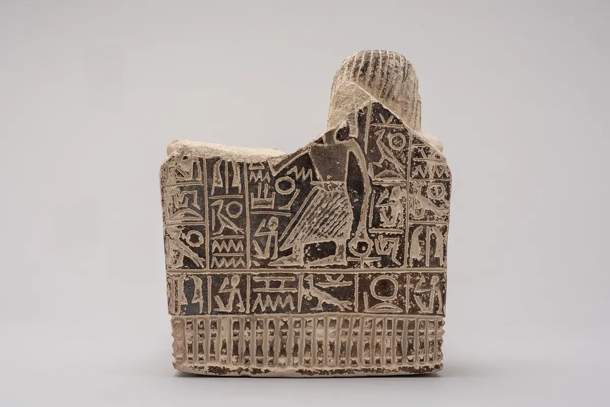 Figurengruppe: Zwei Männer vor einem Sphinx sitzend