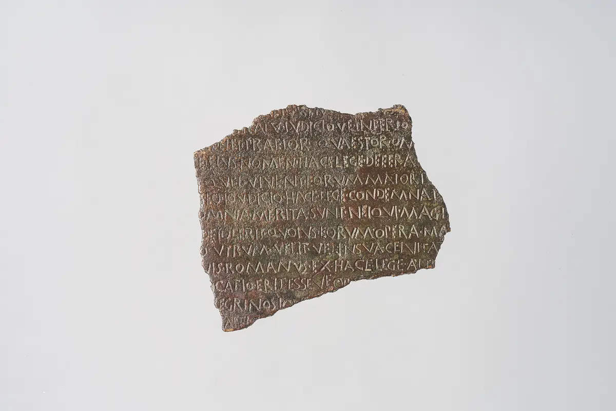 Tafelfragment mit Lex acilia repetundarum (VS) und Lex agraria (RS)