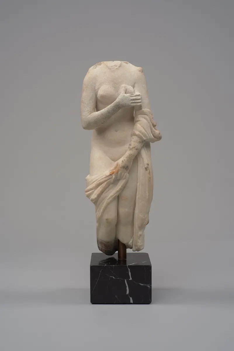 Statuettentorso: Aphrodite mit Eros