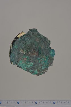 Teile eines Klappspiegels: Reliefapplik mit Aphrodite und Adonis, Deckel, Unterteil, Fragmente