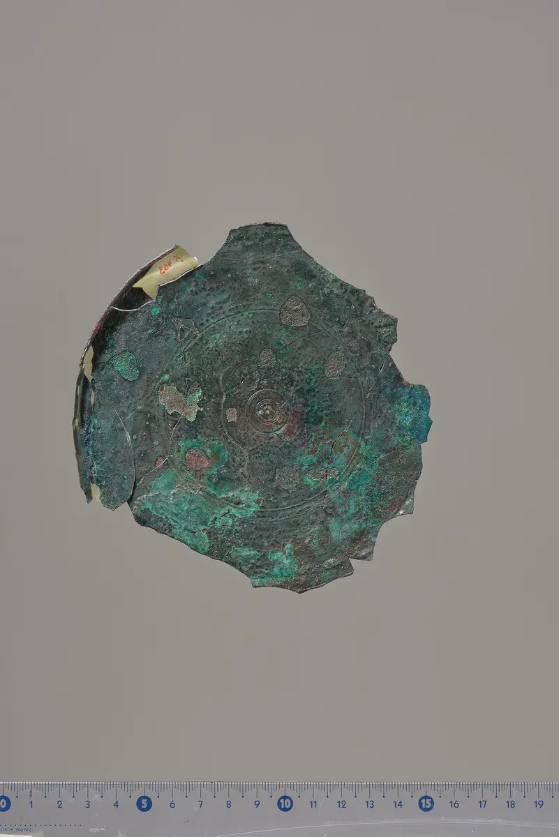 Teile eines Klappspiegels: Reliefapplik mit Aphrodite und Adonis, Deckel, Unterteil, Fragmente