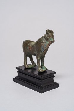Stehender Apis-Stier