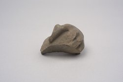 Fragmente einer Statuettengruppe: Jünglingsraubende Sphinx