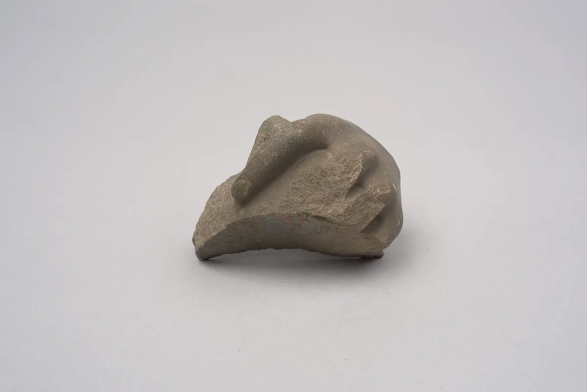 Fragmente einer Statuettengruppe: Jünglingsraubende Sphinx