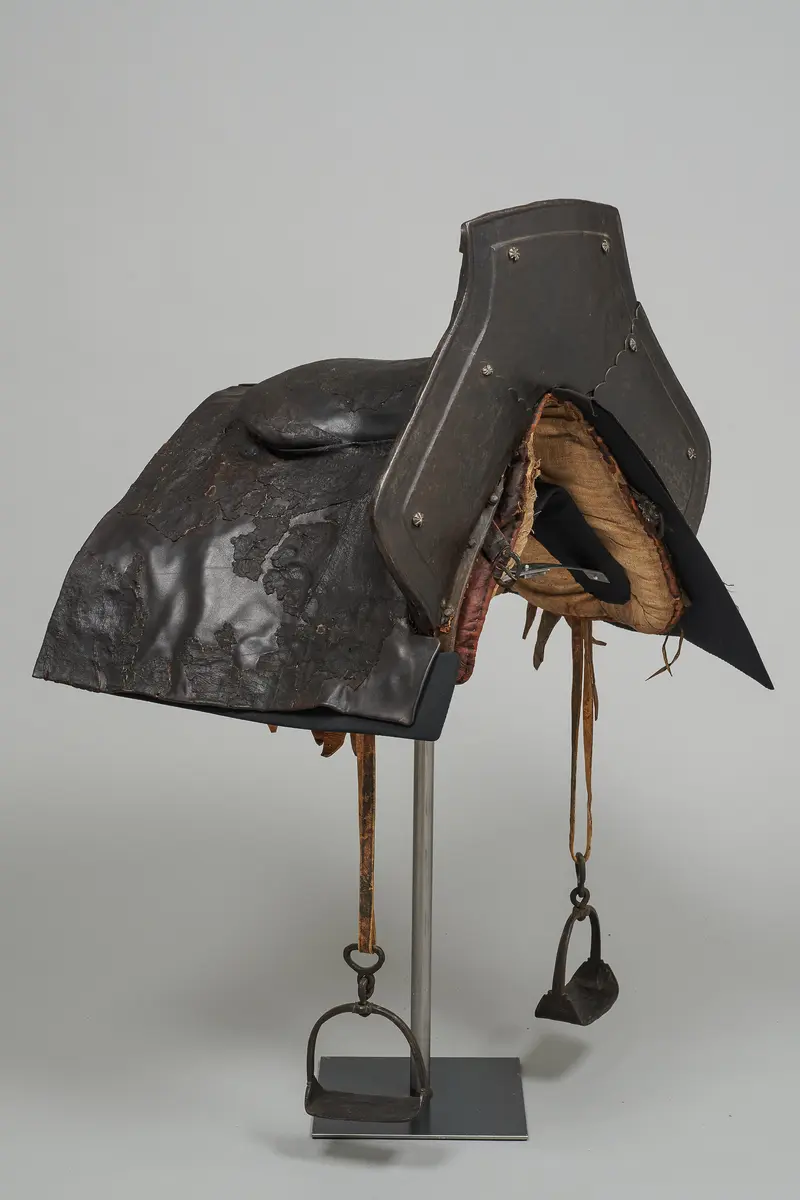 Schwarzer Stechsattel