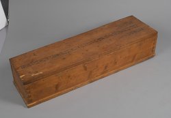 Unterteil des Kastensarges des An-em-her mit Mumie und Teilkartonage