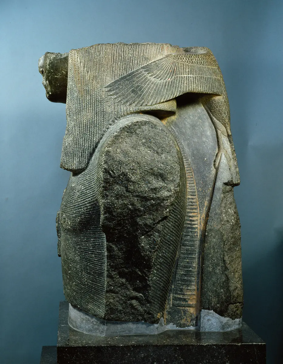 Oberteil einer Königsstatue (Sethos I. ?) mit dem Horusfalken