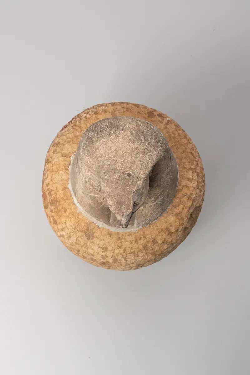 Kanope mit Deckel in Form eines Falkenkopfes