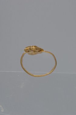 Fingerring mit rautenförmiger Fassung