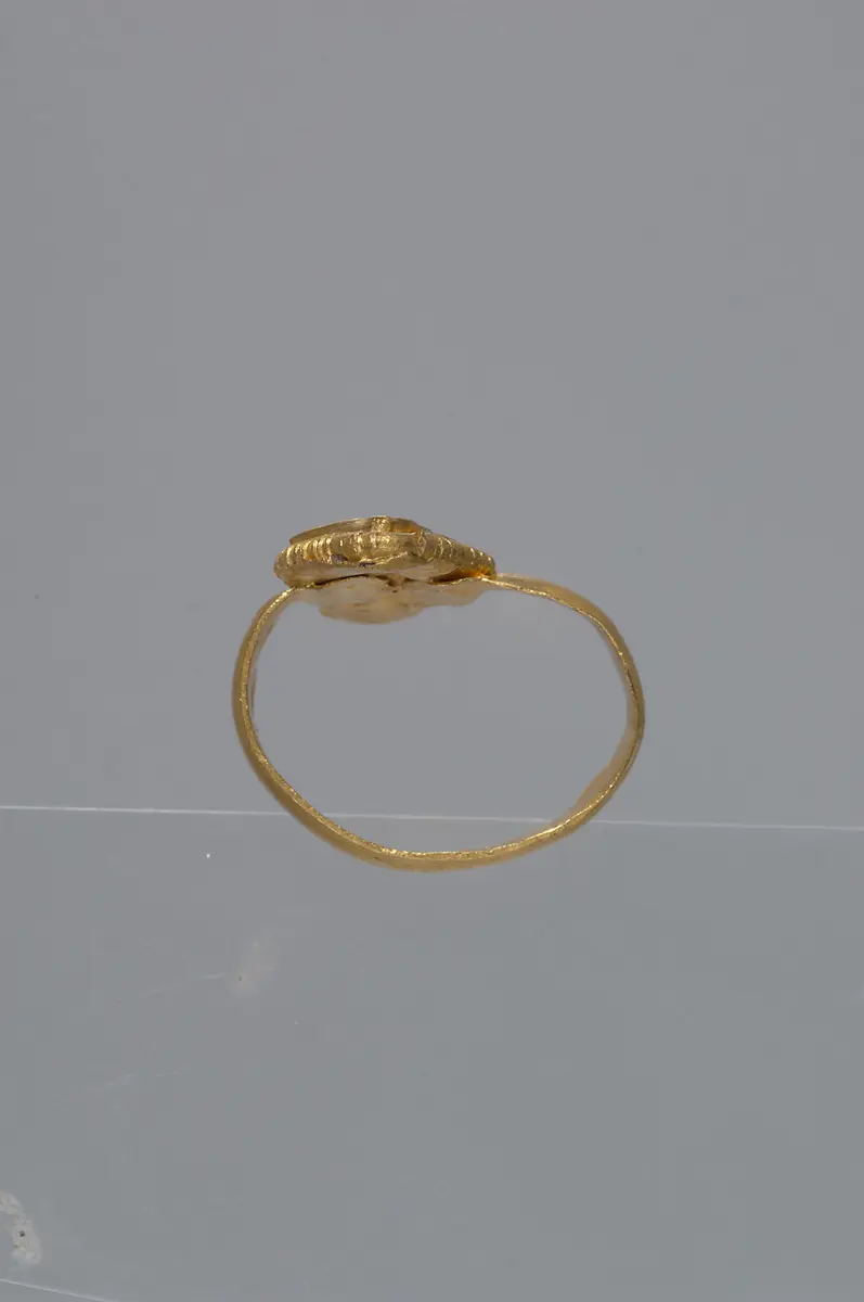 Fingerring mit rautenförmiger Fassung