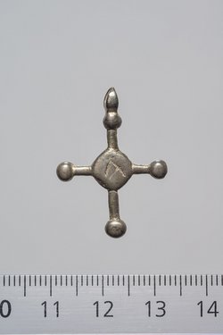Anhänger in Kreuzform