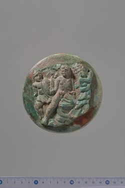 Deckel eines Klappspiegels mit Reliefapplik: Deiphobos, Paris, Kassandra