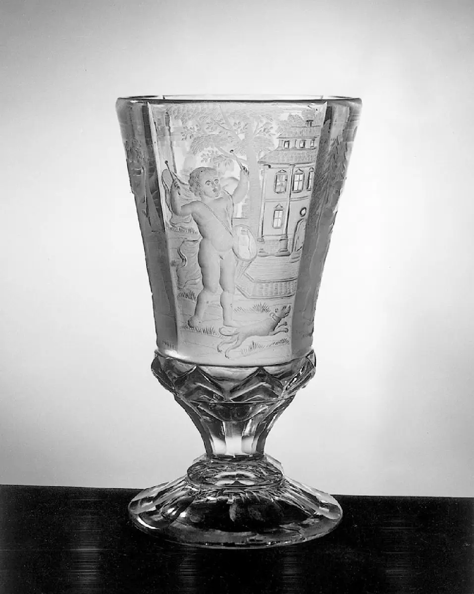 Fußbecher mit Puttenszenen