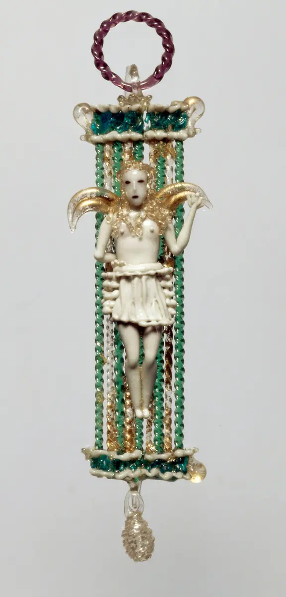 Anhänger mit geflügelter weiblicher Figur