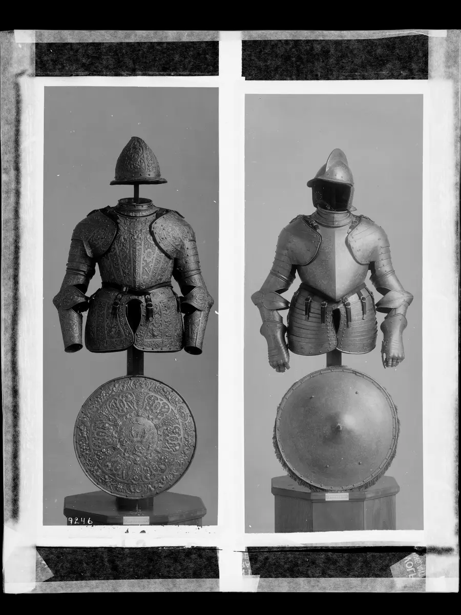Halbharnisch; Rundschild; Rundschild; Halber Harnisch