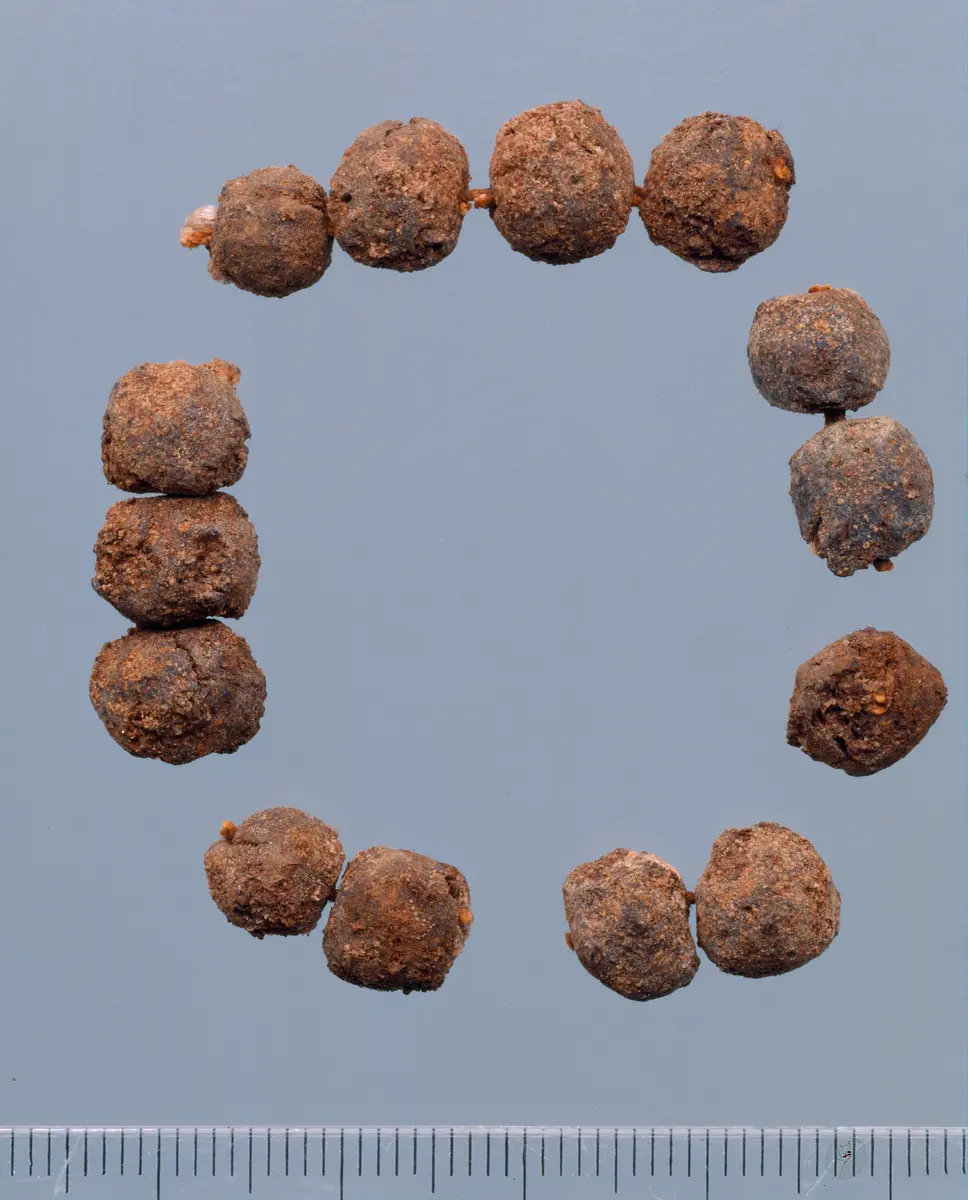 Vierzehn kleine Kugeln aus Balsamierungsmaterial