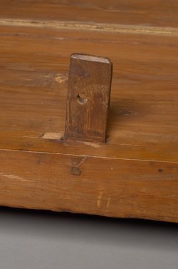 Unterteil des Kastensarges des An-em-her mit Mumie und Teilkartonage