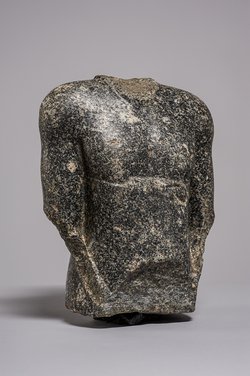 Torso einer stehenden (naophoren) Statue des Tsai-an-em-her-imu