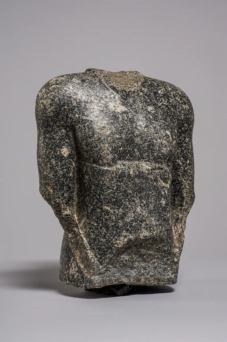 Torso einer stehenden (naophoren) Statue des Tsai-an-em-her-imu