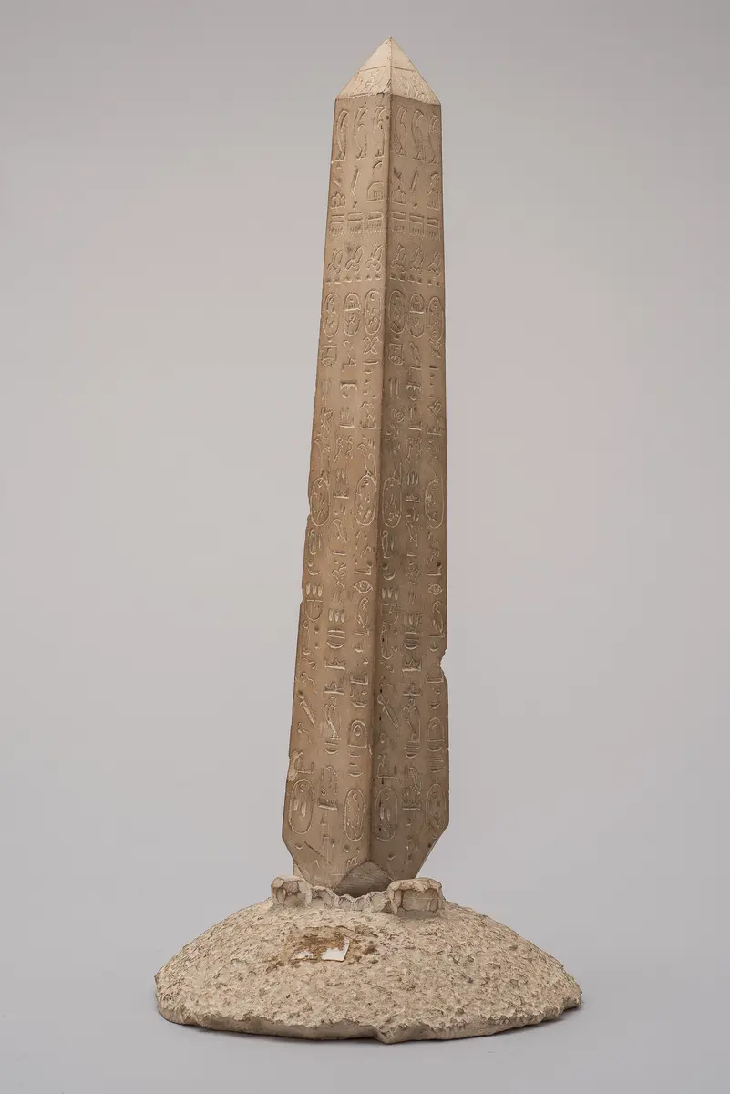 Modell eines Obelisken mit Fantasiehieroglyphen