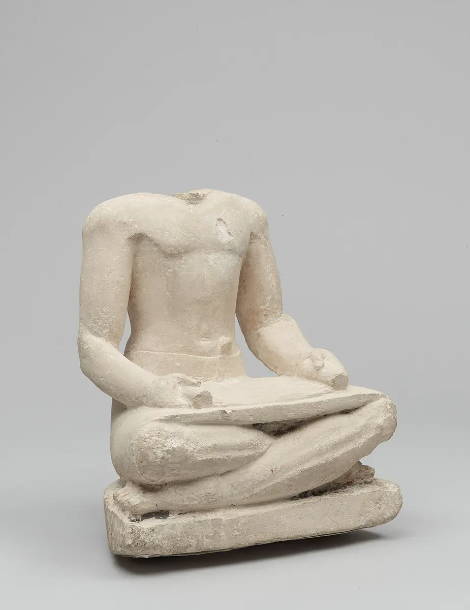 Kopflose Statue eines Lesenden