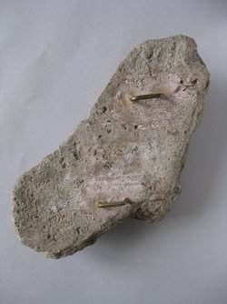 Fragment aus dem rechten Teil einer Sima(?) mit Darstellung von Sphingen zu Seiten einer Isisbüste: Männlicher Sphinx