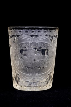 Becher mit dem Prager Sankt-Veits-Dom und Waldsteinwappen