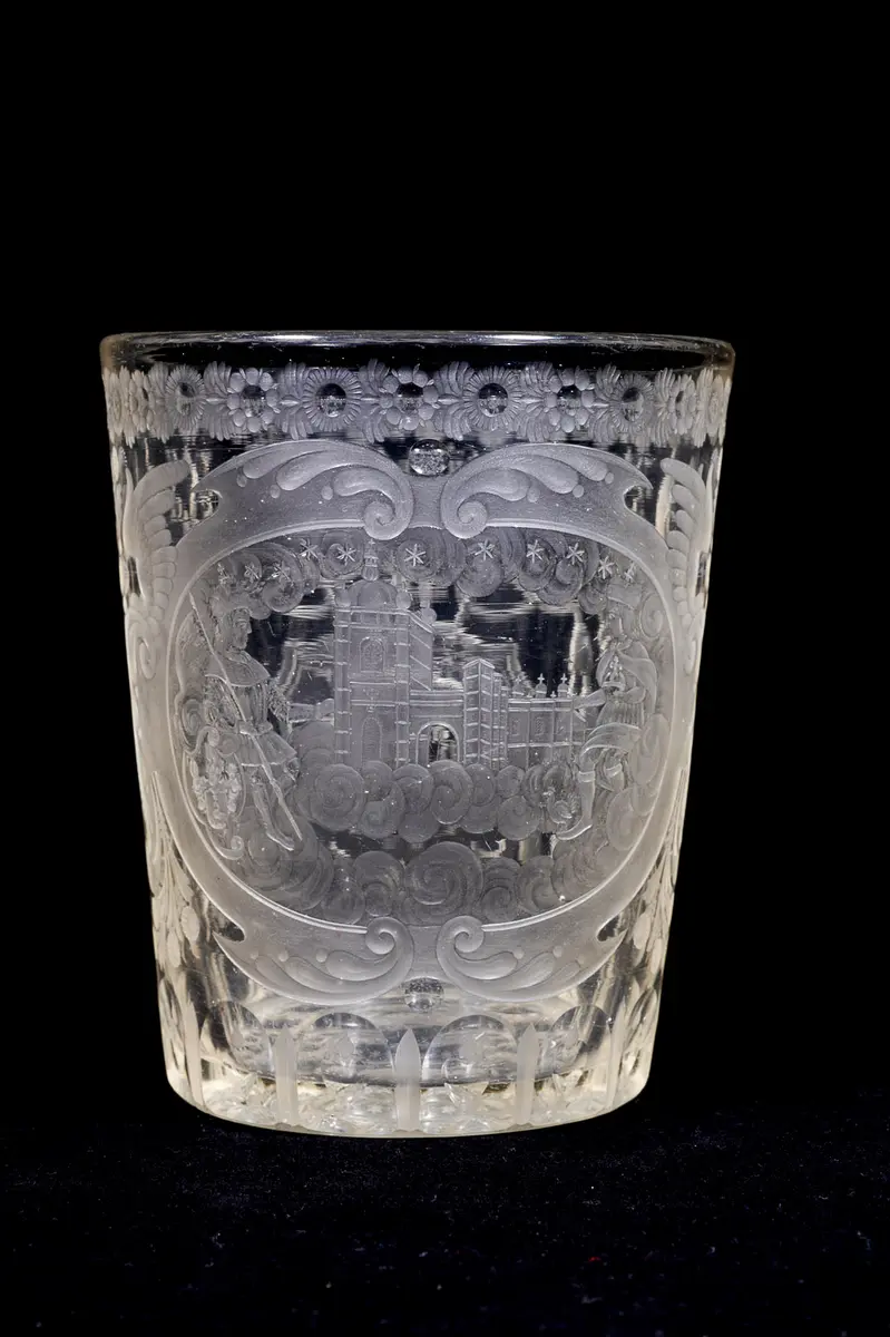 Becher mit dem Prager Sankt-Veits-Dom und Waldsteinwappen