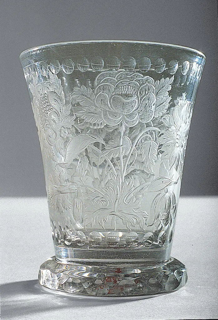 Becher mit polierten Barockblumen und Insekten