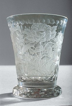 Becher mit polierten Barockblumen und Insekten