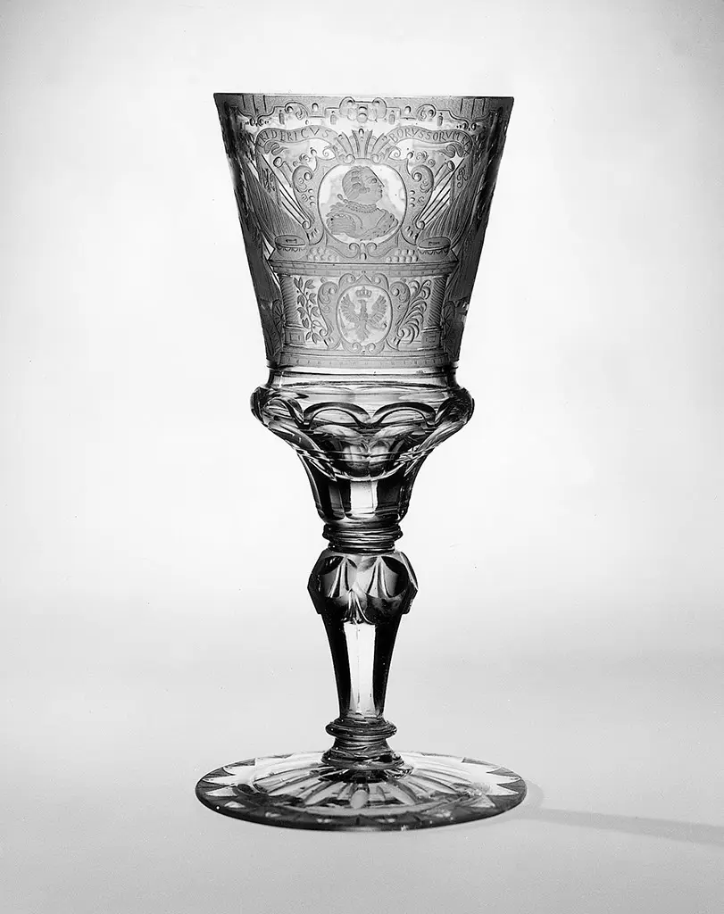 Pokal mit Portrait Friedrichs II. von Preußen und preußischem Wappen