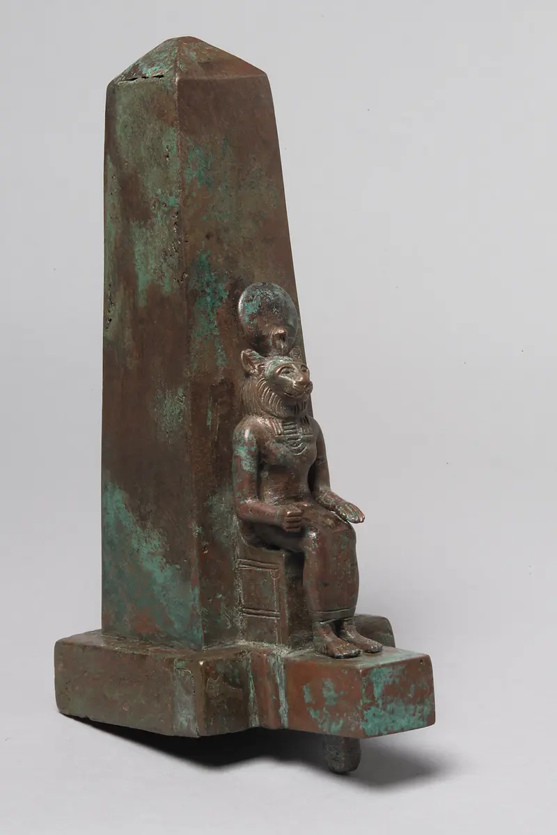 Obelisk mit löwenköpfiger Göttin