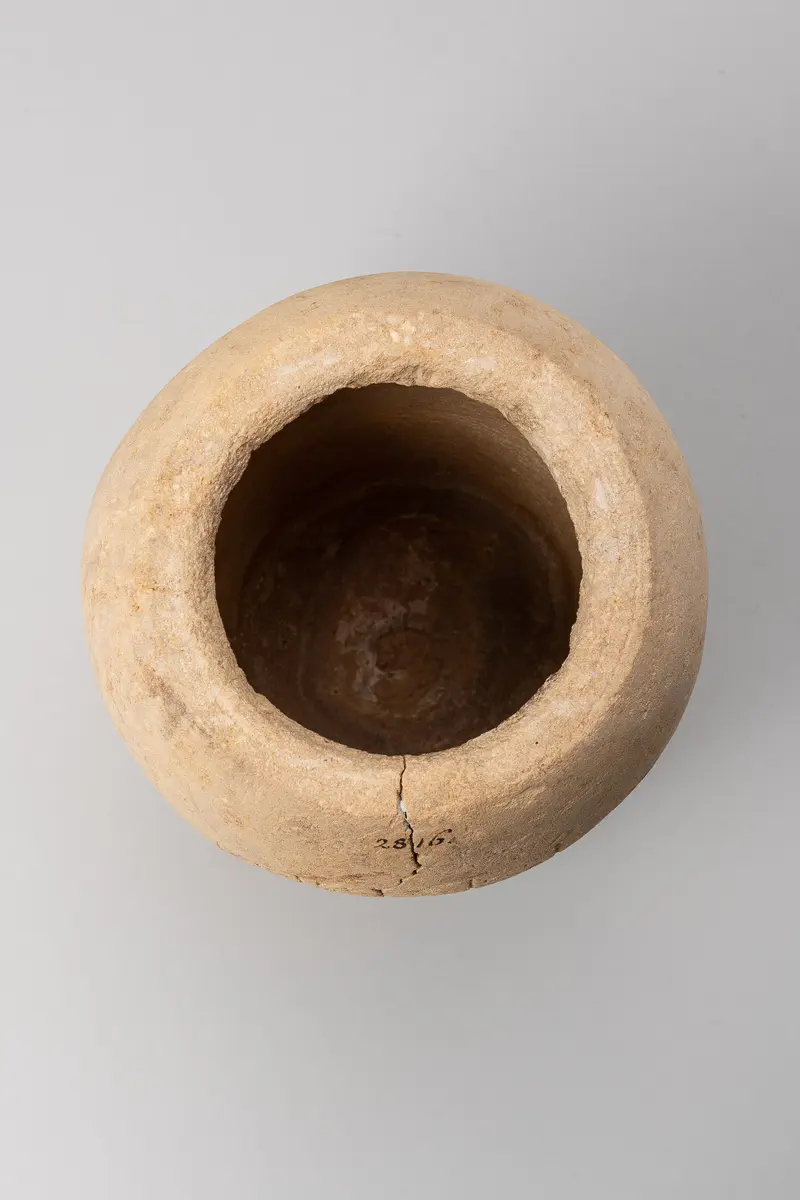 Kanope des Nes-schu-tefnut mit Deckel in Form eines Menschenkopfes