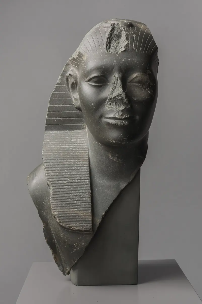Büste einer Statue von König Amenemhet V. Sechemkare