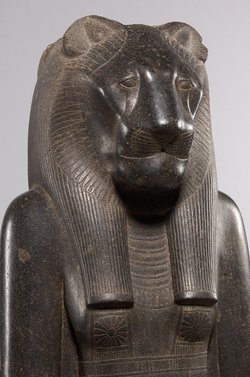 Sitzstatue der Göttin Sachmet