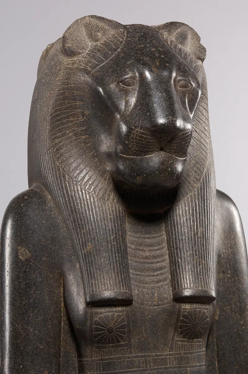 Sitzstatue der Göttin Sachmet