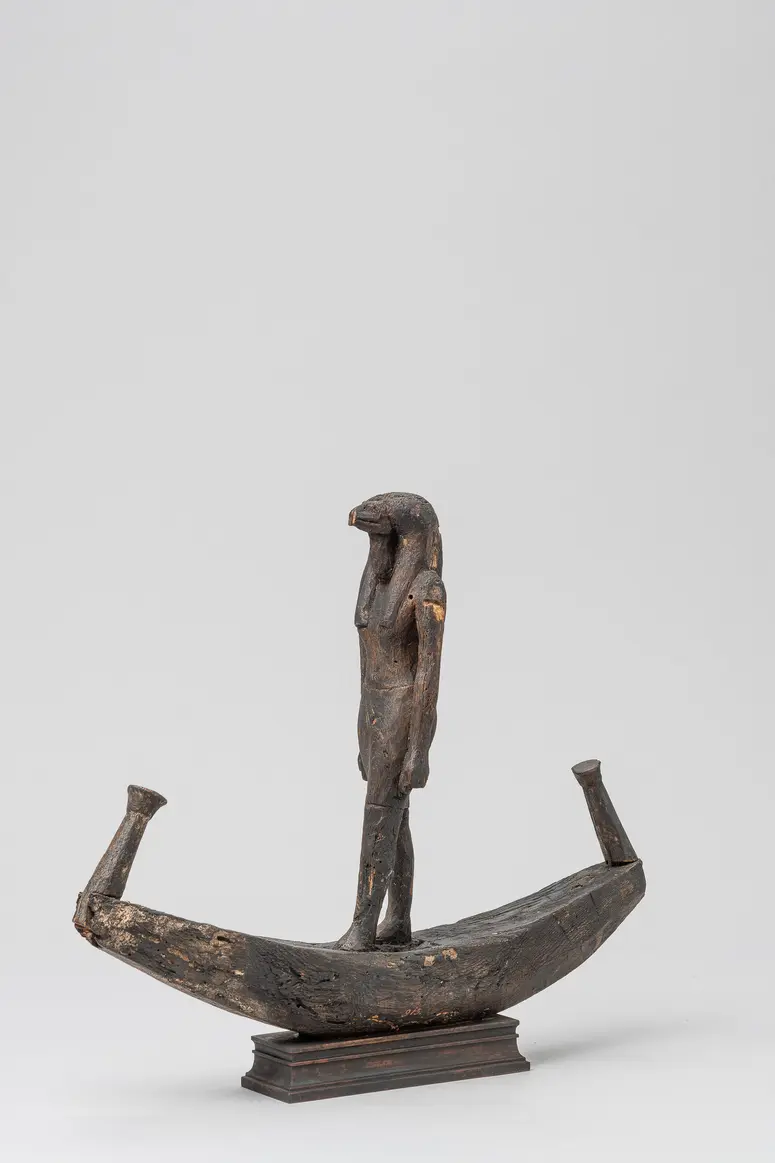 Figur des ibisköpfigen Gottes Thot, in einer Barke stehend