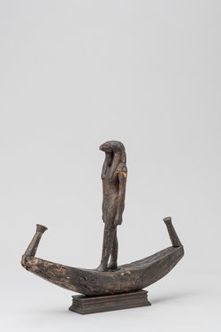 Figur des ibisköpfigen Gottes Thot, in einer Barke stehend