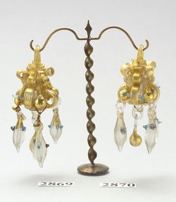 Ohrgehänge mit haferkornartigen Anhängseln aus Glas 