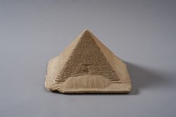 Modell der Cheops-Pyramide