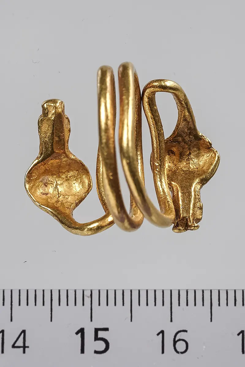 Spiralring mit zwei Büsten