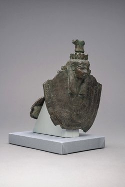 Ägis und Menit mit Kopf der Isis
