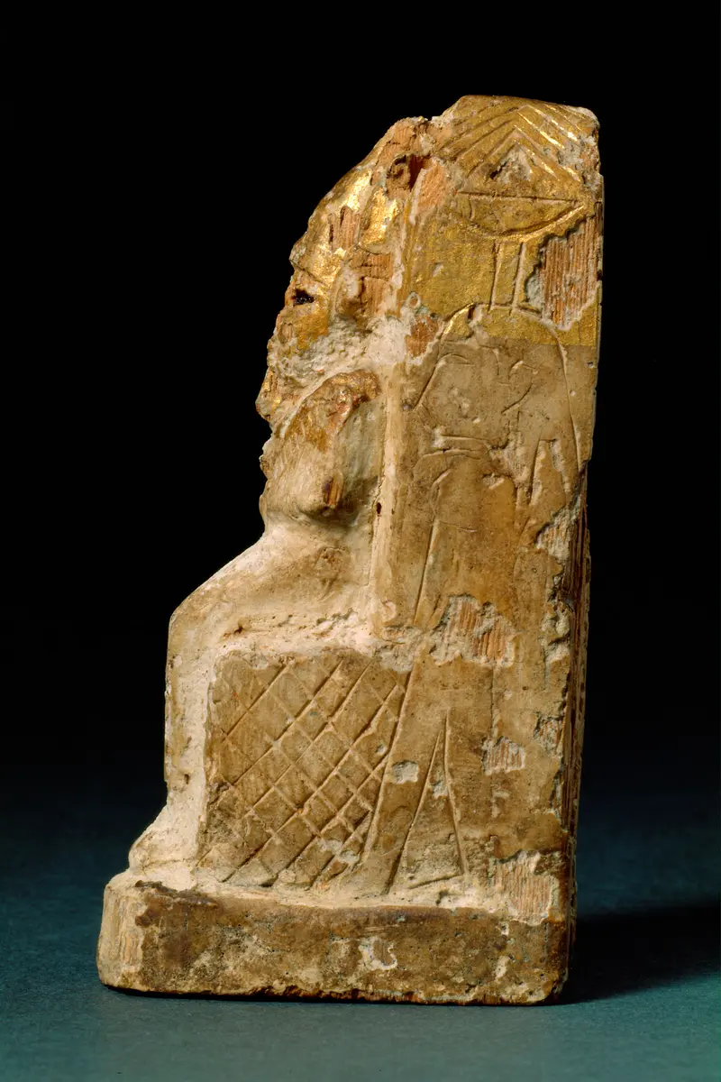 Obeliskenförmiger Behälter mit Osirisfigur
