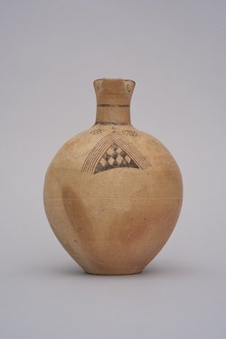 Kanne mit Kleeblattmündung der White Painted III Ware