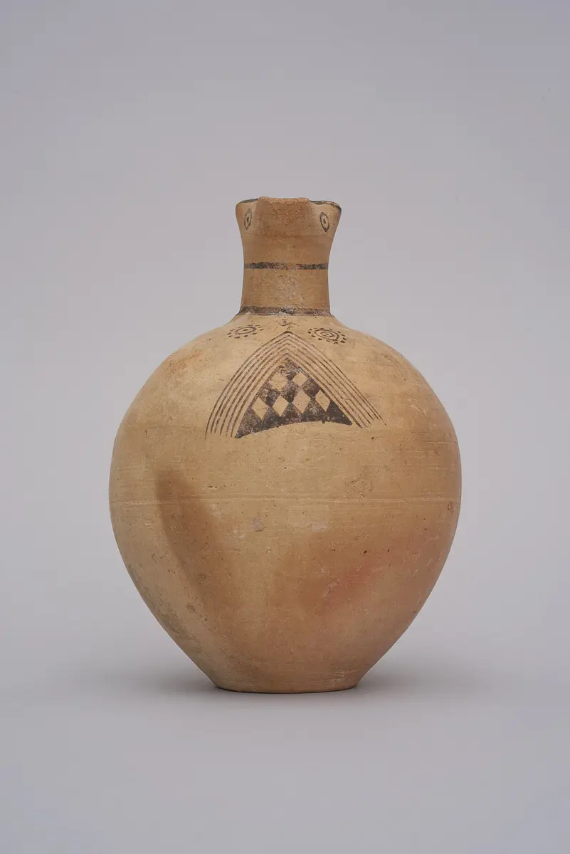 Kanne mit Kleeblattmündung der White Painted III Ware
