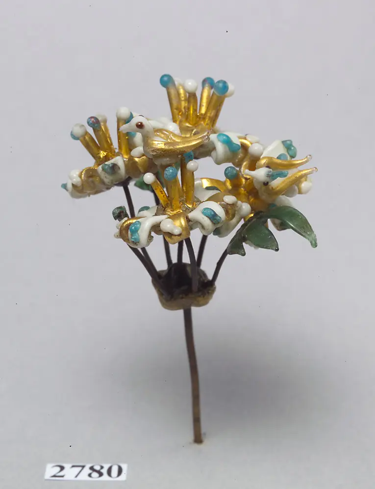 Bukett mit Blumen und Vögeln aus Glas 